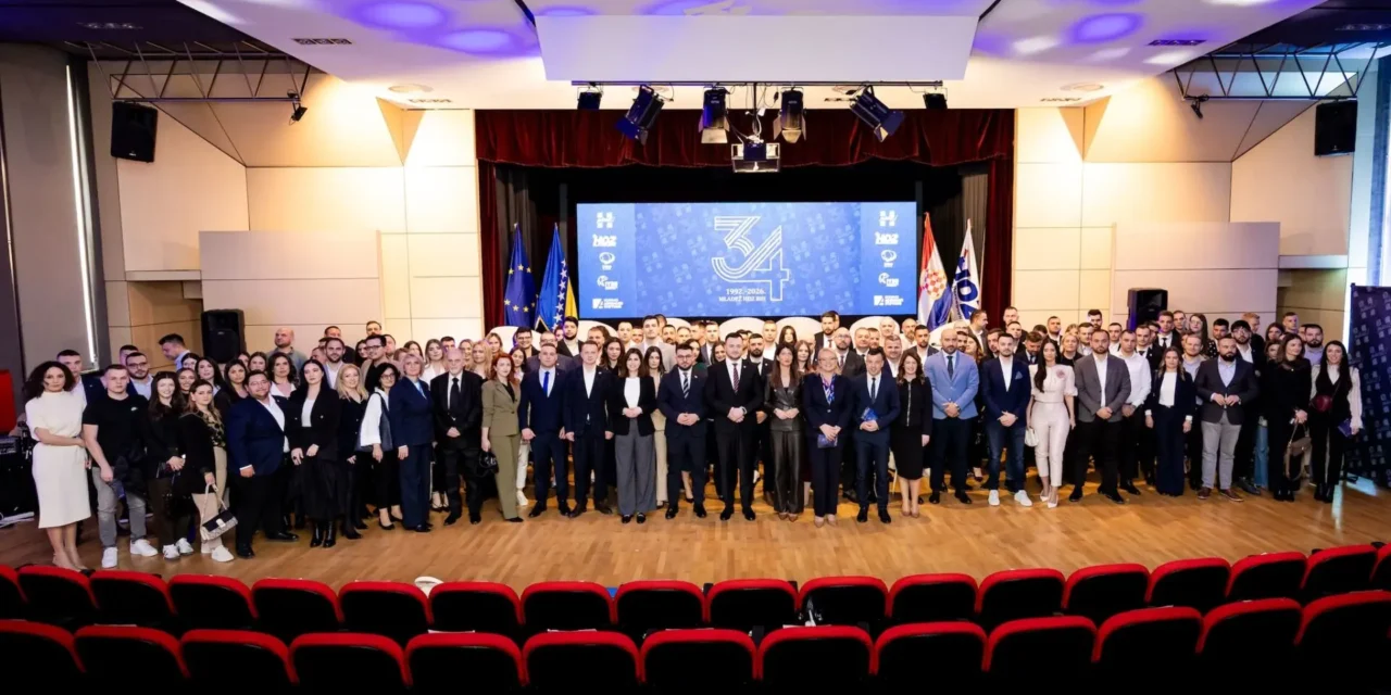 Mladež HDZ-a BiH iz Sarajeva poslala poruku snage, odgovornosti i budućnosti – Priče uspješnih mladih ljudi obilježile 34. obljetnicu osnutka