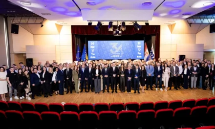 Mladež HDZ-a BiH iz Sarajeva poslala poruku snage, odgovornosti i budućnosti – Priče uspješnih mladih ljudi obilježile 34. obljetnicu osnutka