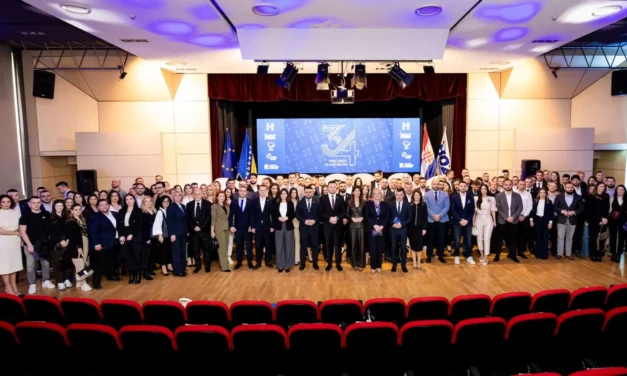 Mladež HDZ-a BiH iz Sarajeva poslala poruku snage, odgovornosti i budućnosti – Priče uspješnih mladih ljudi obilježile 34. obljetnicu osnutka