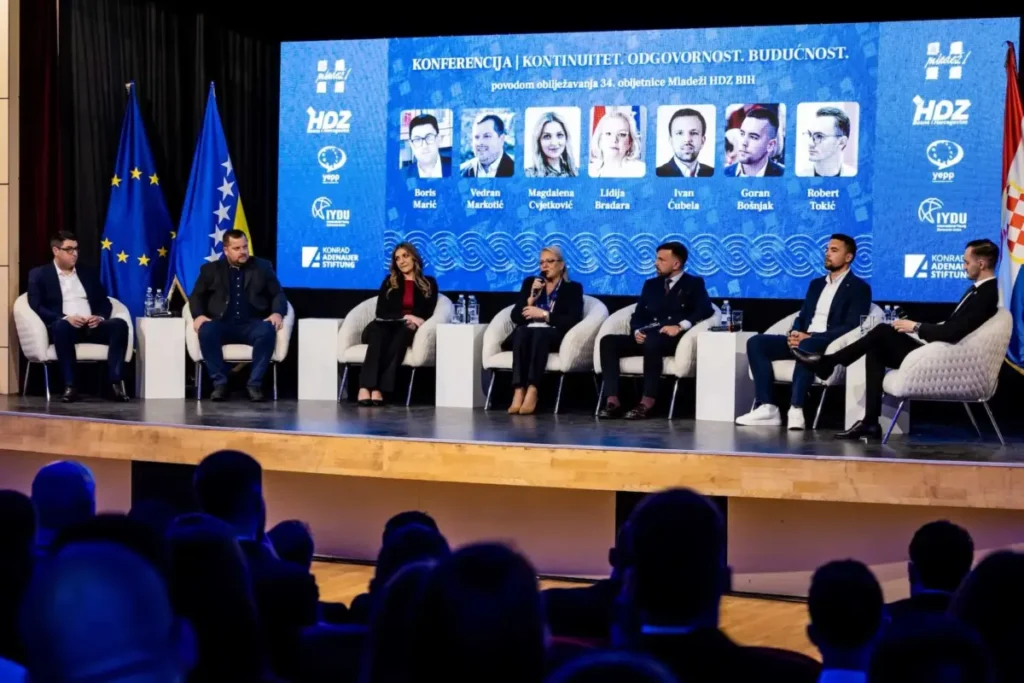 Mladež HDZ-a BiH iz Sarajeva poslala poruku snage, odgovornosti i budućnosti – Priče uspješnih mladih ljudi obilježile 34. obljetnicu osnutka Mladež HDZ-a BiH iz Sarajeva poslala poruku snage, odgovornosti i budućnosti – Priče uspješnih mladih ljudi obilježile 34. obljetnicu osnutka