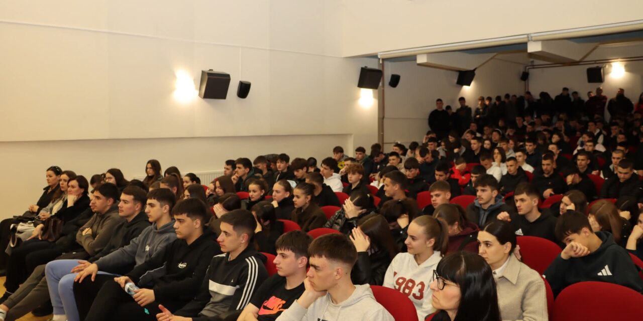POSUŠJE: Srednjoškolci slušali svjedočanstva o borbi protiv ovisnosti