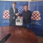 Ministar zdravstva, rada, obitelji i socijalne politike ŽZH uručio defibrilator ravnatelju JU Dom zdravlja Posušje