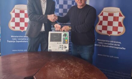 Ministar zdravstva, rada, obitelji i socijalne politike ŽZH uručio defibrilator ravnatelju JU Dom zdravlja Posušje