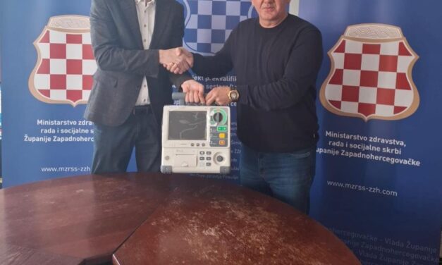 Ministar zdravstva, rada, obitelji i socijalne politike ŽZH uručio defibrilator ravnatelju JU Dom zdravlja Posušje