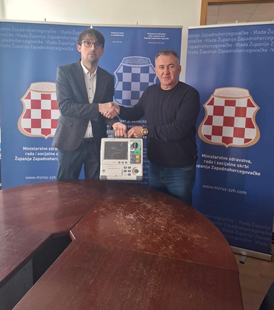 Ministar zdravstva, rada, obitelji i socijalne politike ŽZH uručio defibrilator ravnatelju JU Dom zdravlja Posušje