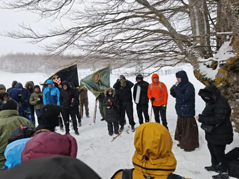 16. MEMORIJALNI USPON: Snježna vijavica podsjetila na petero poginulih hrvatskih vitezova na Prokosu 16. MEMORIJALNI USPON: Snježna vijavica podsjetila na petero poginulih hrvatskih vitezova na Prokosu