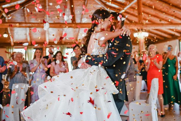 NOVI ZAKON O SVADBAMA: Domaća rakija samo s markicom, fotografi i glazbenici uz fiskalne račune…