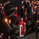 Papa predvodio Križni put u Koloseju u Rimu, sam nosio križ