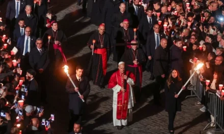 Papa predvodio Križni put u Koloseju u Rimu, sam nosio križ