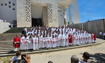 Sakrament svete potvrde u Posušju primilo 155 krizmanika