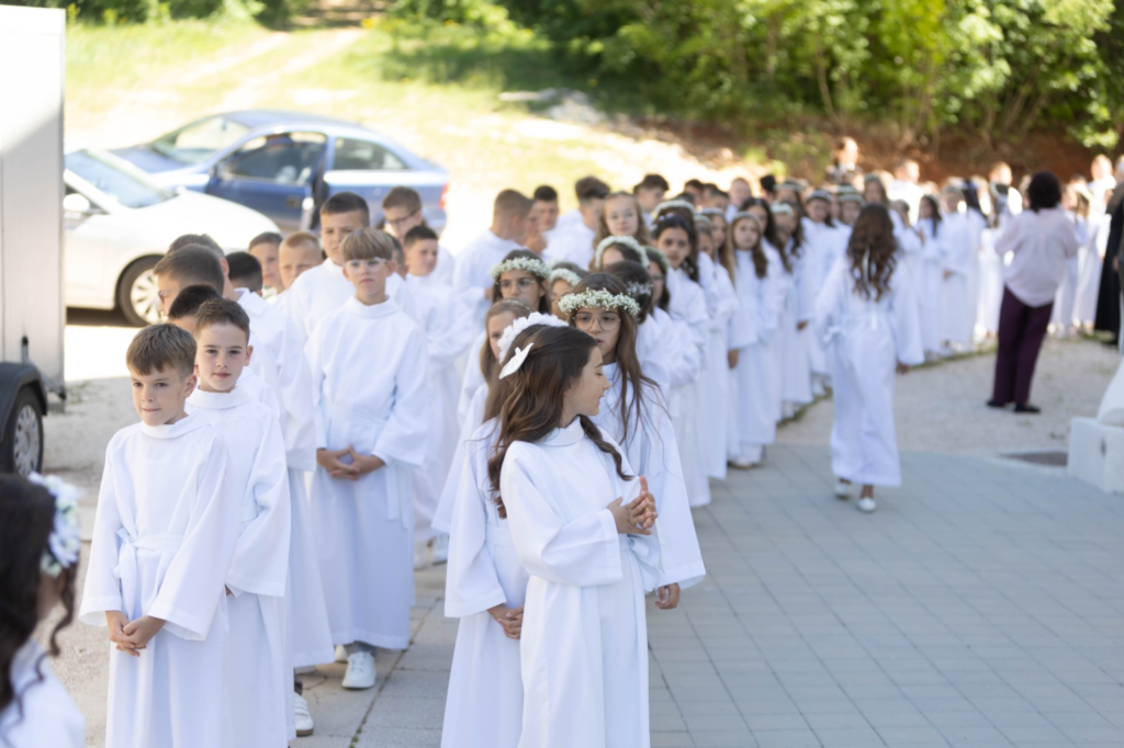 Posušje: 122 prvopričesnika proslavilo Prvu svetu pričest Posušje: 122 prvopričesnika proslavilo Prvu svetu pričest