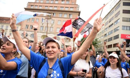 TISUĆE MLADIH na Antunovskim hodu: Rijeka vjernika zakrčila ulice