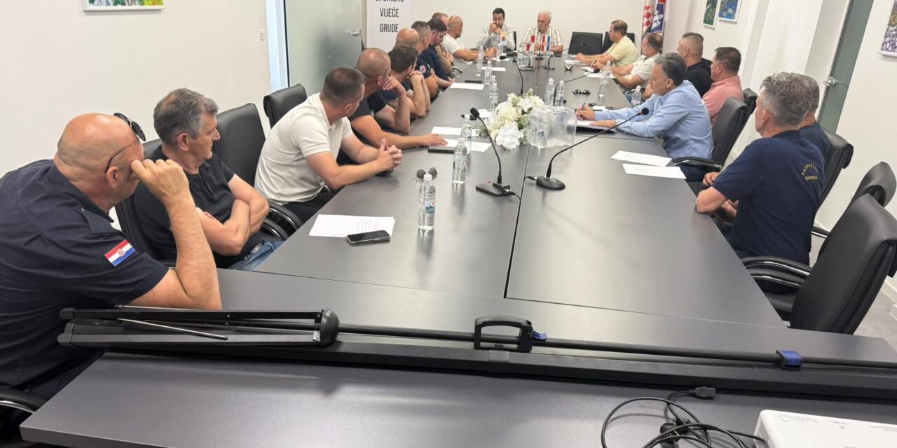 U GRUDAMA ODRŽAN RADNI SASTANAK U POVODU POČETKA POŽARNE SEZONE 2026. U KOJOJ ĆE DVA AIR TRACTORA POMAGATI VATROGASCIMA