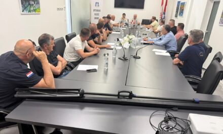 U GRUDAMA ODRŽAN RADNI SASTANAK U POVODU POČETKA POŽARNE SEZONE 2026. U KOJOJ ĆE DVA AIR TRACTORA POMAGATI VATROGASCIMA
