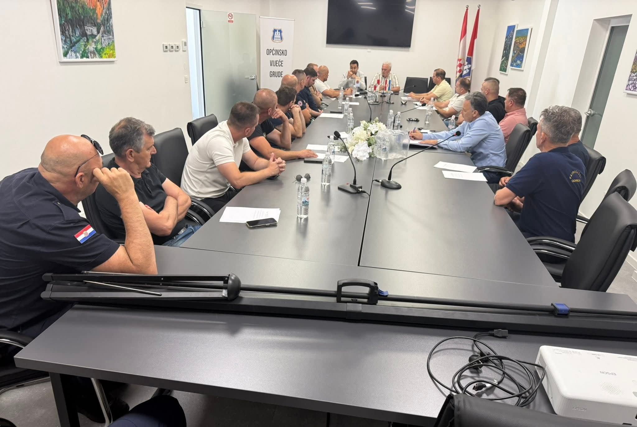 U GRUDAMA ODRŽAN RADNI SASTANAK U POVODU POČETKA POŽARNE SEZONE 2026. U KOJOJ ĆE DVA AIR TRACTORA POMAGATI VATROGASCIMA