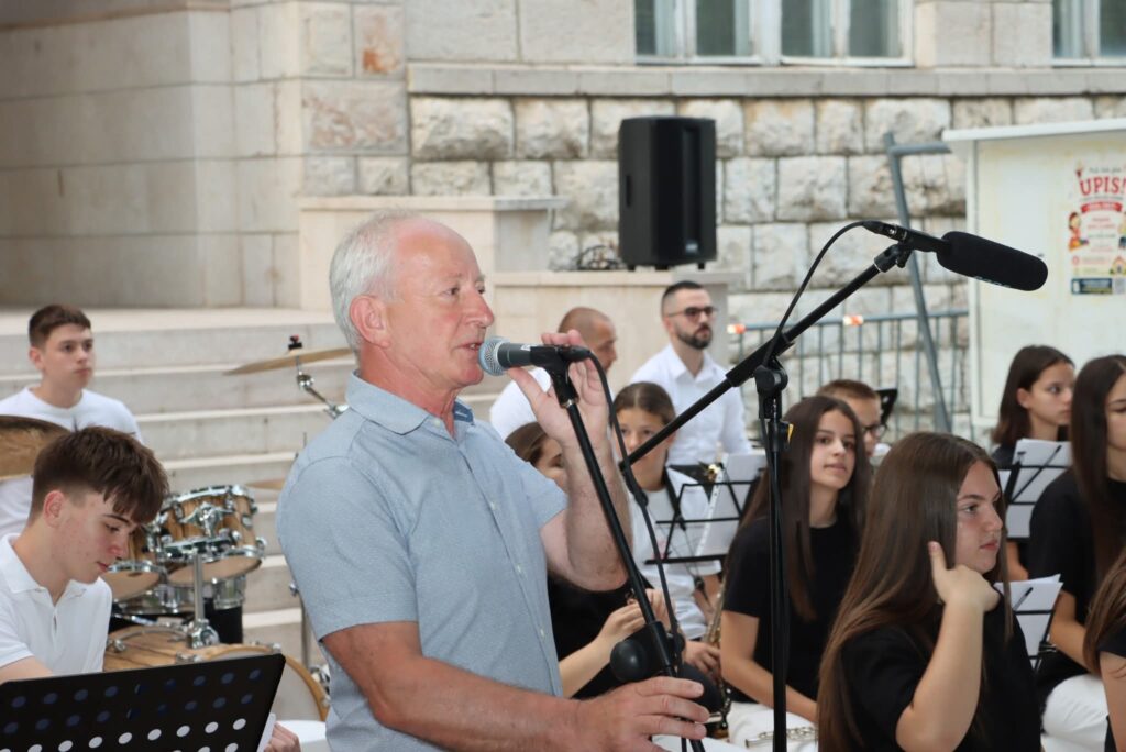 Koncert popularne glazbe ispunio Trg hrvatskih branitelja u Posušju Koncert popularne glazbe ispunio Trg hrvatskih branitelja u Posušju