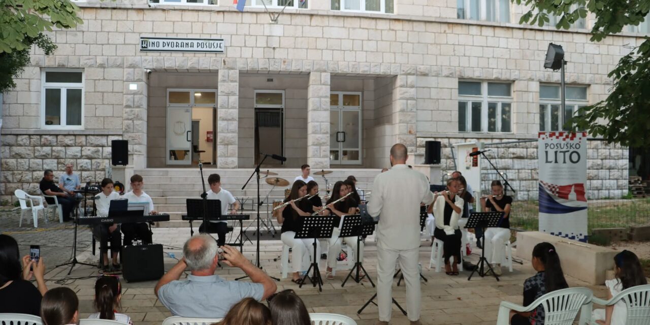 Koncert popularne glazbe ispunio Trg hrvatskih branitelja u Posušju