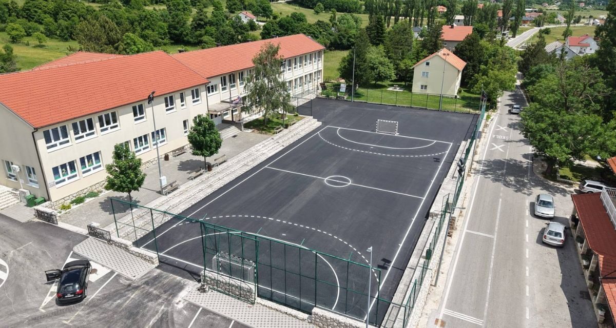 U Rakitnu završen projekt od 50.000 KM: Uređeno igralište Osnovne škole Ante Brune Bušića