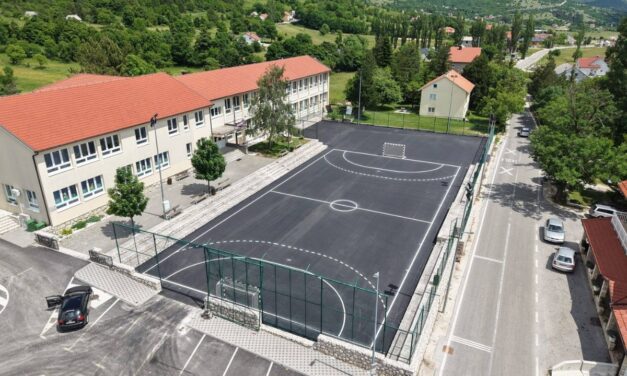 U Rakitnu završen projekt od 50.000 KM: Uređeno igralište Osnovne škole Ante Brune Bušića