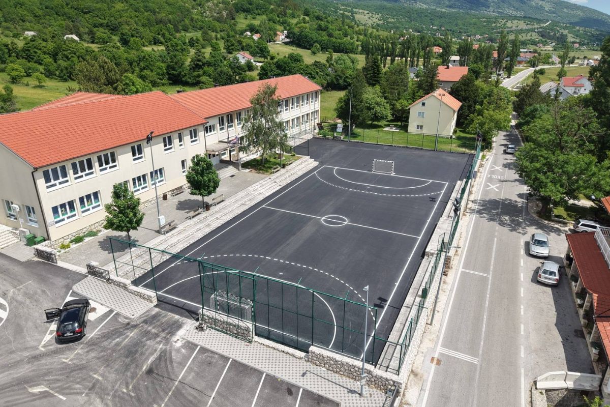 U Rakitnu završen projekt od 50.000 KM: Uređeno igralište Osnovne škole Ante Brune Bušića