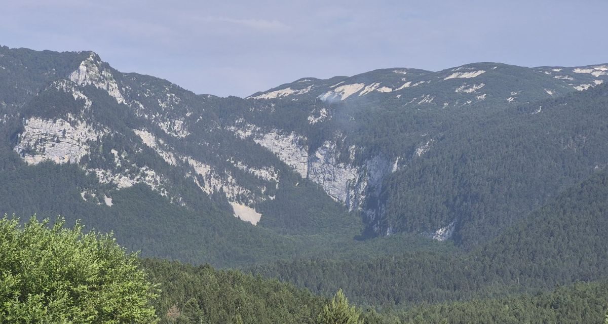 Udar groma izazvao požar na Čvrsnici: Vatrogasci i planinari na terenu, čeka se pomoć iz zraka