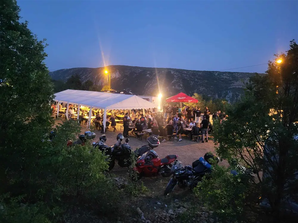 Moto party u Podbiloj okupio 51 moto klub uz sjajnu atmosferu, druženje i dobru glazbu Moto party u Podbiloj okupio 51 moto klub uz sjajnu atmosferu, druženje i dobru glazbu