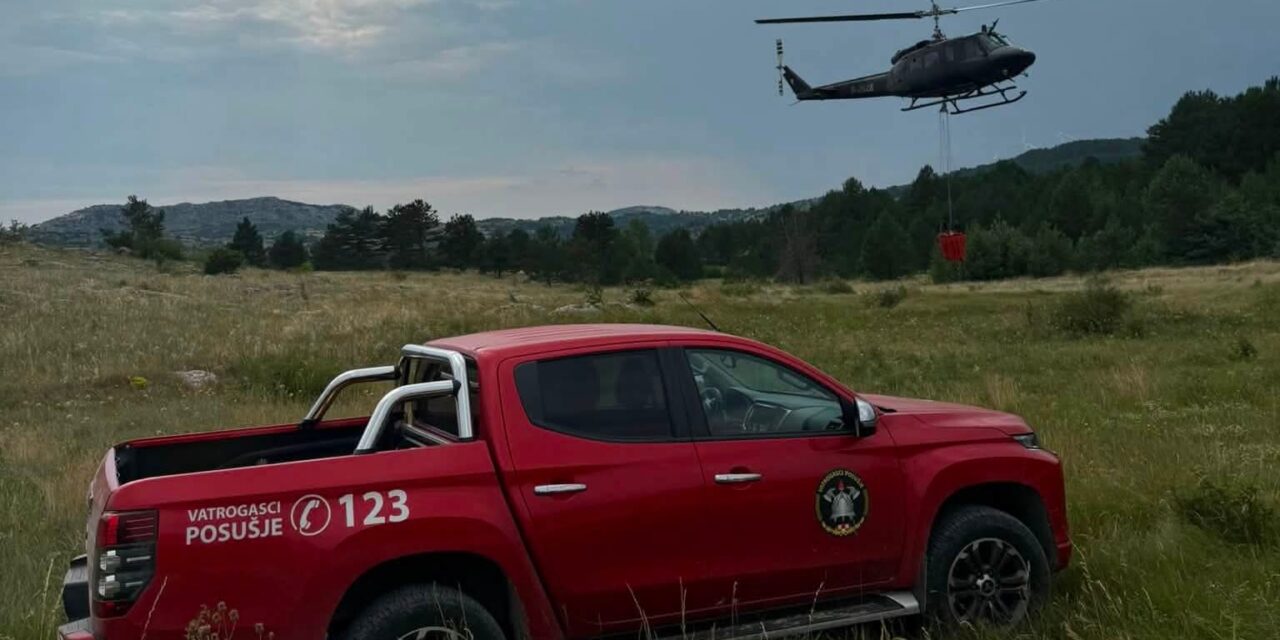Helikopter Oružanih snaga BiH pomogao u gašenju velikog požara na Oštrcu