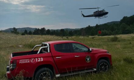 Helikopter Oružanih snaga BiH pomogao u gašenju velikog požara na Oštrcu