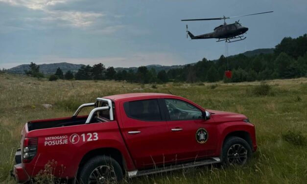 Helikopter Oružanih snaga BiH pomogao u gašenju velikog požara na Oštrcu
