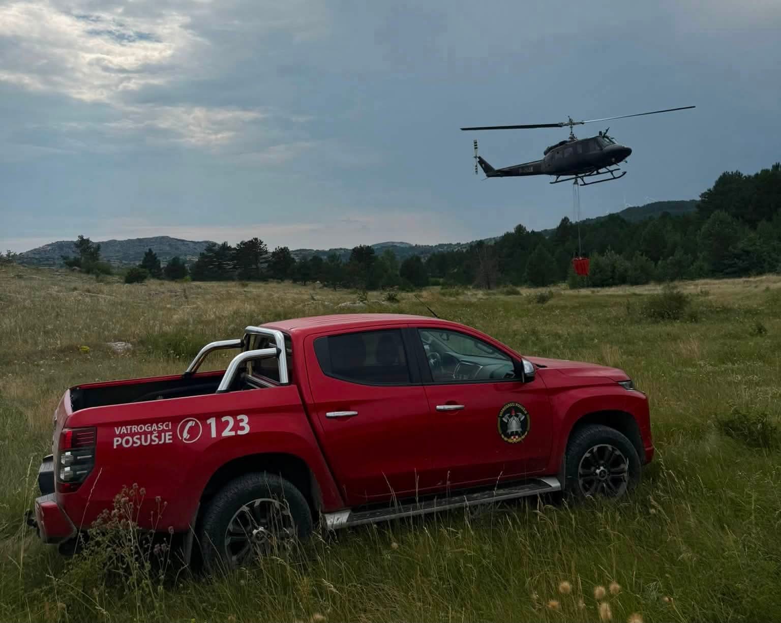 Helikopter Oružanih snaga BiH pomogao u gašenju velikog požara na Oštrcu