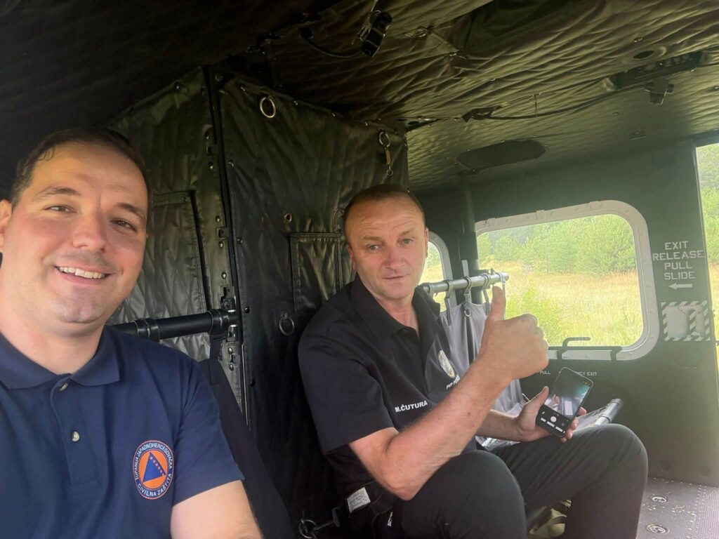 Helikopter Oružanih snaga BiH pomogao u gašenju velikog požara na Oštrcu Helikopter Oružanih snaga BiH pomogao u gašenju velikog požara na Oštrcu