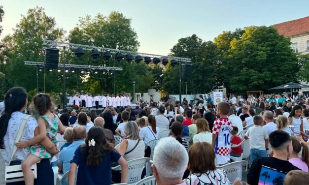 Održana XI. smotra dječjeg folklora „Na Petrovu ognjištu“