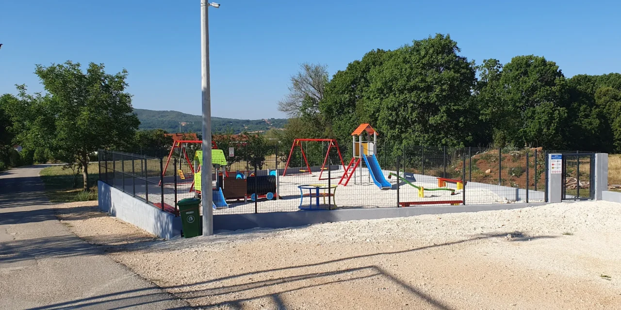 Mladi iz Čutura izgradili dječje igralište