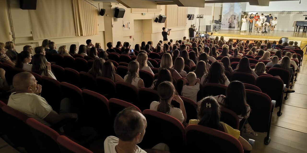 Pred vratima raja – predstava koja kroz humor donosi snažnu poruku o životu i vjeri