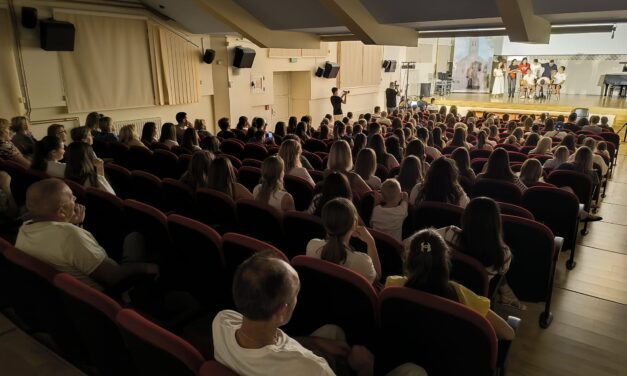 Pred vratima raja – predstava koja kroz humor donosi snažnu poruku o životu i vjeri