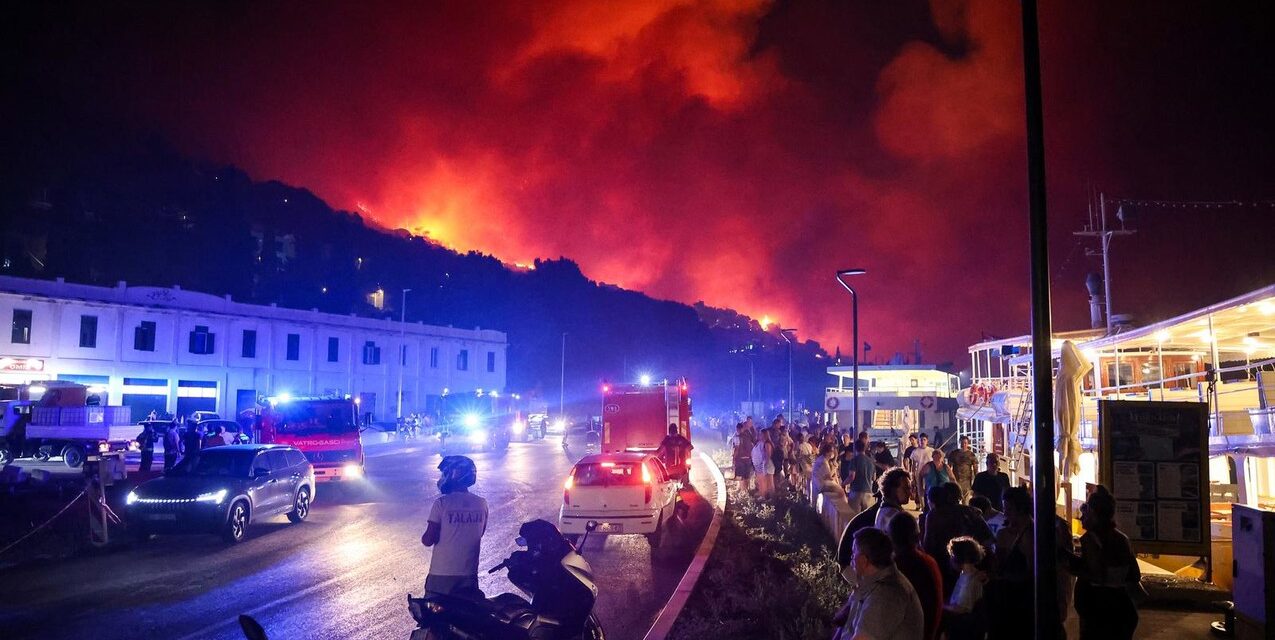 Požar u Lokvi Rogoznici došao do Omiša, čekaju se kanaderi, ima ozlijeđenih