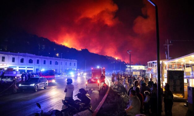 Požar u Lokvi Rogoznici došao do Omiša, čekaju se kanaderi, ima ozlijeđenih