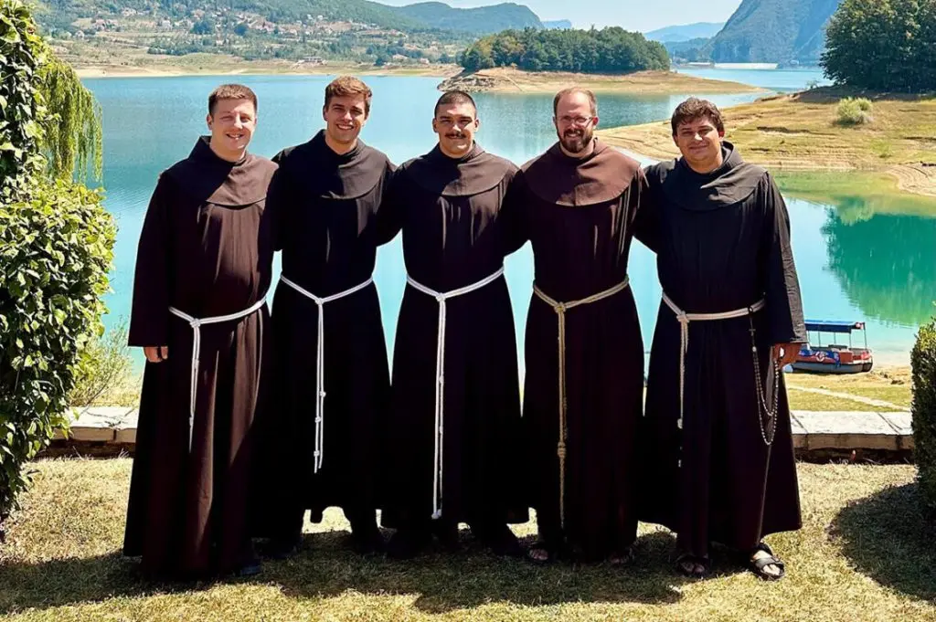 Petorica hercegovačkih franjevaca polažu svečane zavjete, među njima i fra Luka Bešlić iz Posušja Petorica hercegovačkih franjevaca polažu svečane zavjete, među njima i fra Luka Bešlić iz Posušja