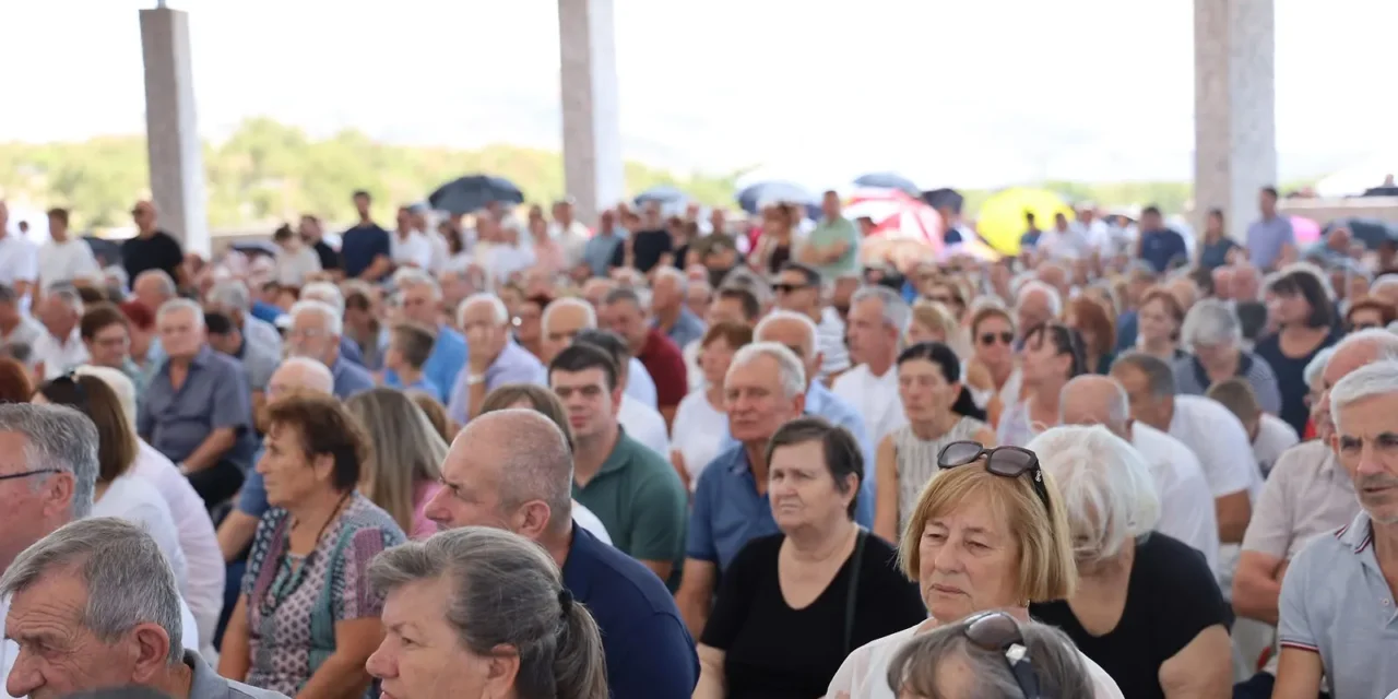 Više od 20.000 križeva čuva sjećanje – na Groblju mira odana počast žrtvama totalitarnih režima