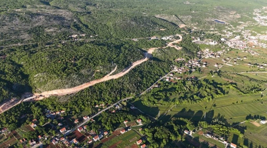 KTM Brina u konzorciju izabrana za nove kilometre najvećeg cestovnog projekta u Hercegovini KTM Brina u konzorciju izabrana za nove kilometre najvećeg cestovnog projekta u Hercegovini