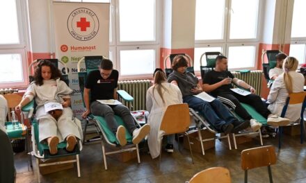 HUMANOST NA DJELU: POSUŠKI SREDNJOŠKOLCI I DJELATNICI DAROVALI 51 DOZU KRVI