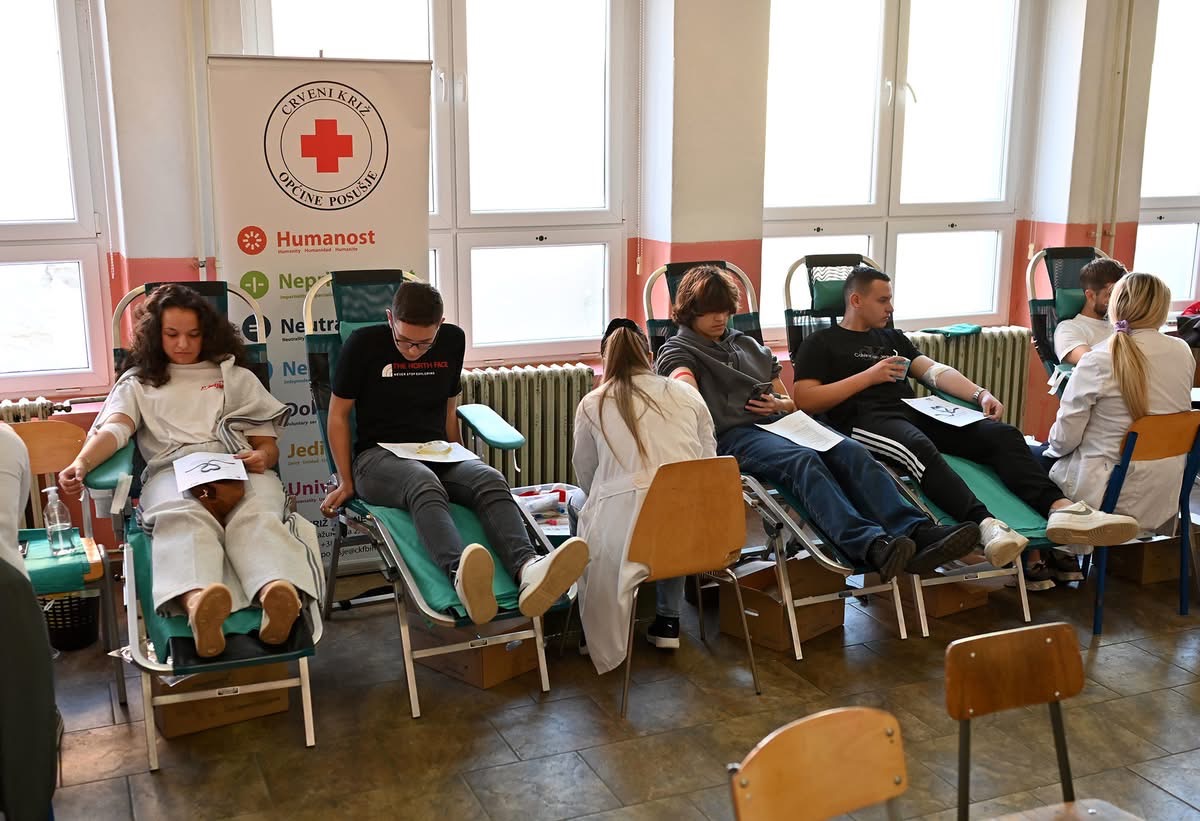 HUMANOST NA DJELU: POSUŠKI SREDNJOŠKOLCI I DJELATNICI DAROVALI 51 DOZU KRVI HUMANOST NA DJELU: POSUŠKI SREDNJOŠKOLCI I DJELATNICI DAROVALI 51 DOZU KRVI